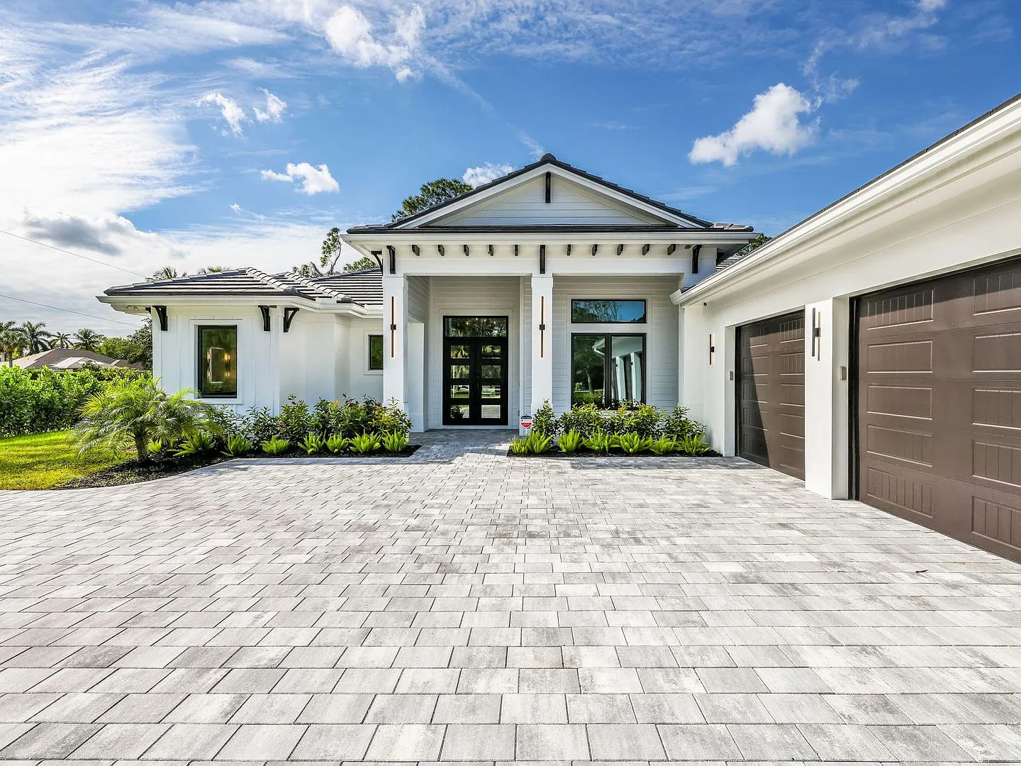 Brand-new contemporary estate on 2.27 private acres — Photo 1