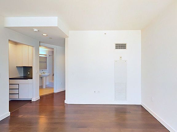 5th image of 200 W 67th St APT 21D