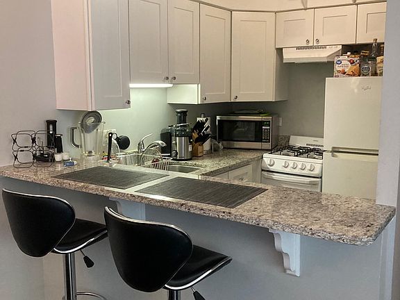 3rd image of 2827 N Cambridge Ave APT 206