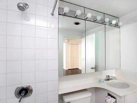 5th image of 150 W 51st St APT 707