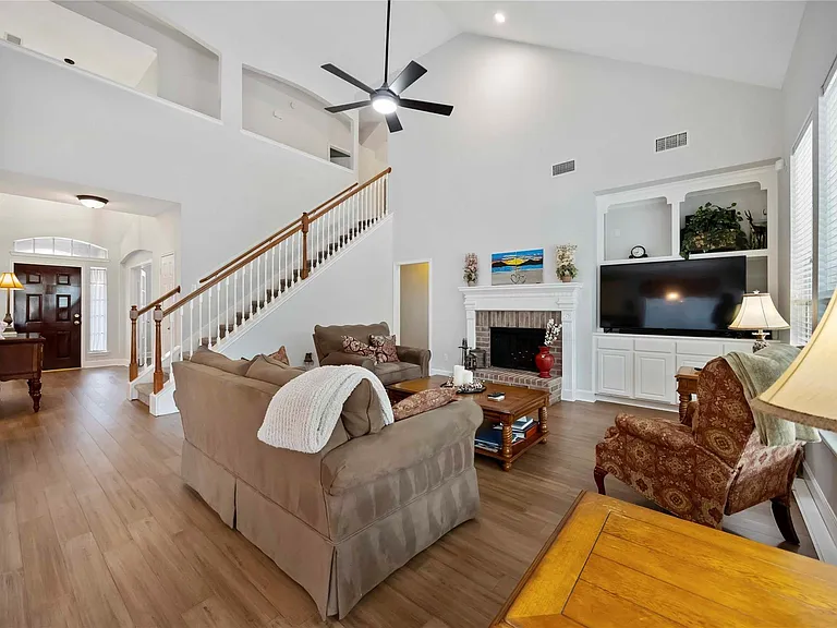 13611 Delacey Ln — Photo 10