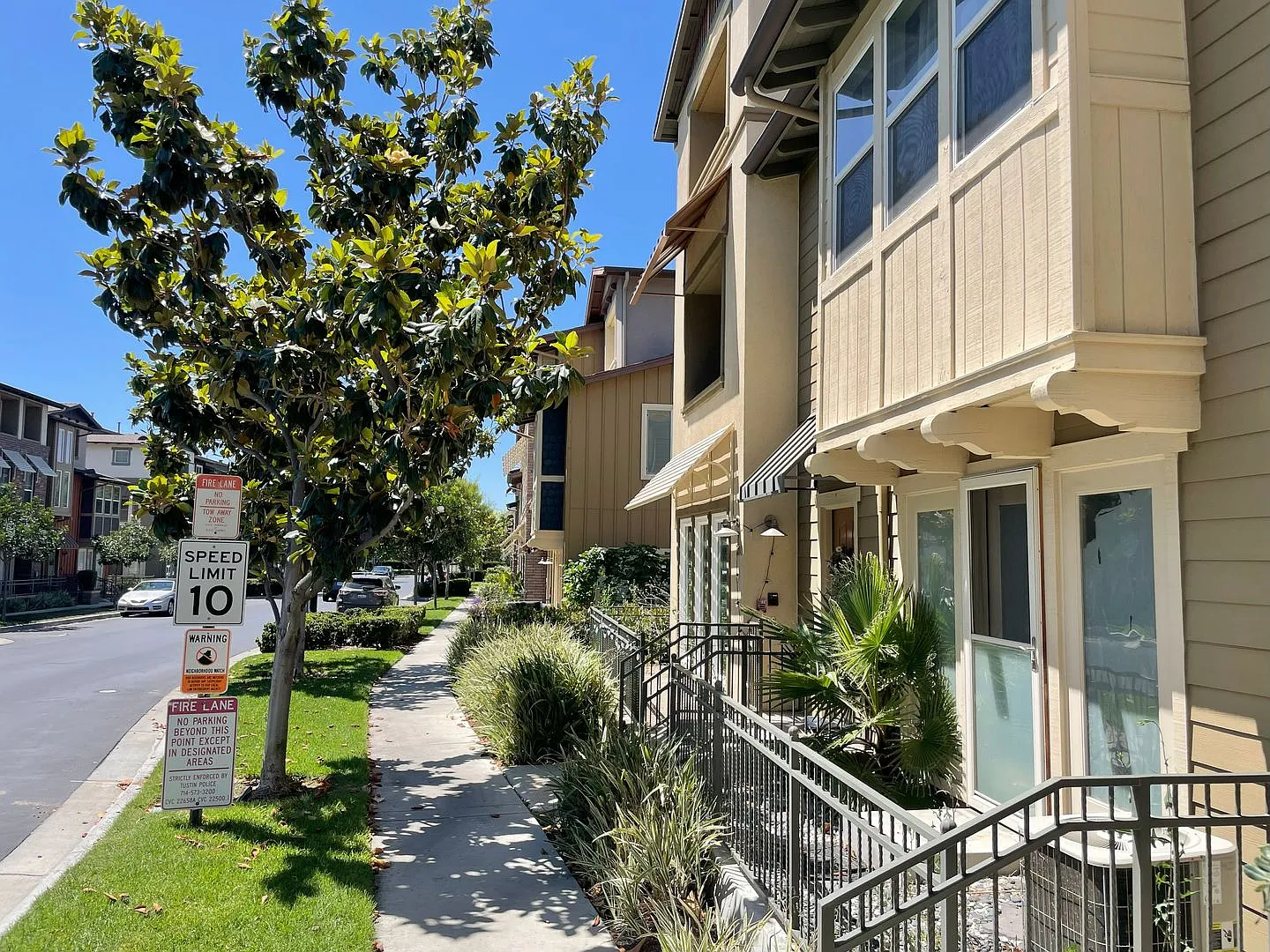 3 Bed + 3.5 Bath + Bonus Room in Tustin Field Townhome — Photo 3