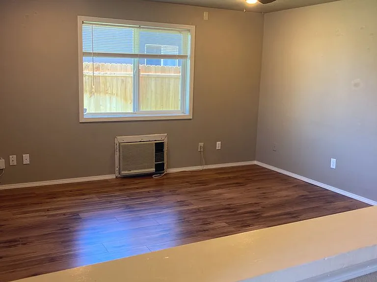 1590 SW Harbor Dr — Photo 2