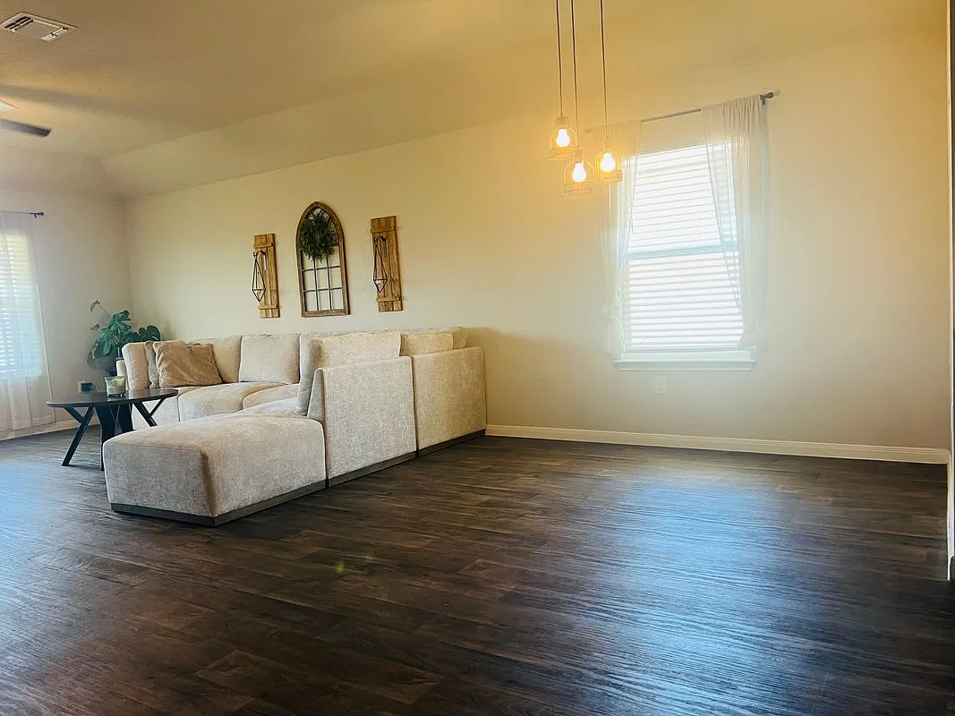 4 bed, 2.0 bath, 2020 sqft, $2,000 — Photo 3