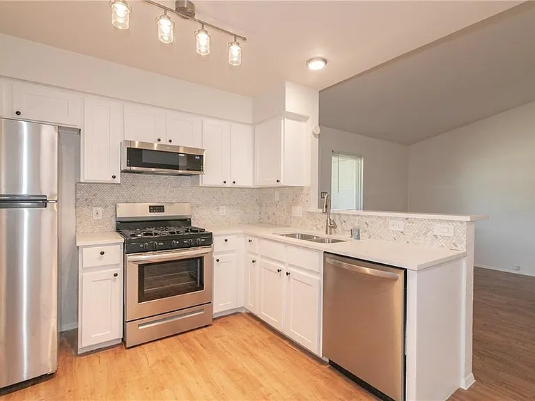 10604 Lanshire Dr #B — Photo 6