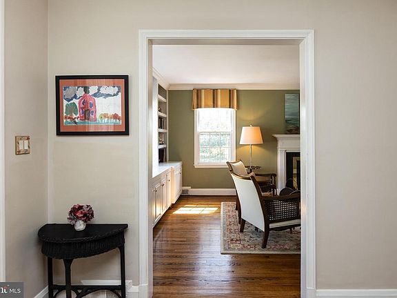 3rd image of 10 Murray Hill Cir