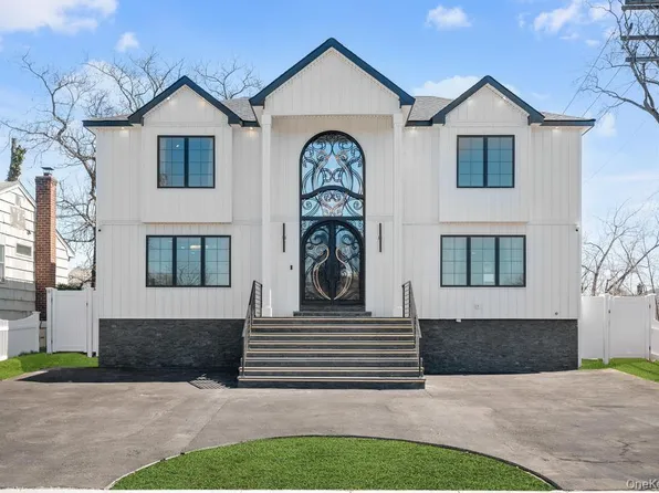 15 Forest Road, Valley Stream, NY 11581