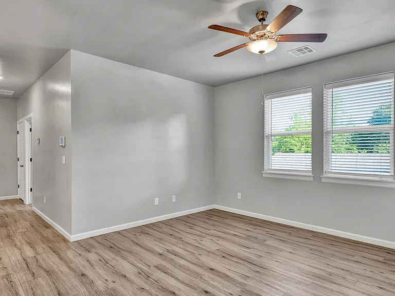 1138 N Blackwelder Ave — Photo 20