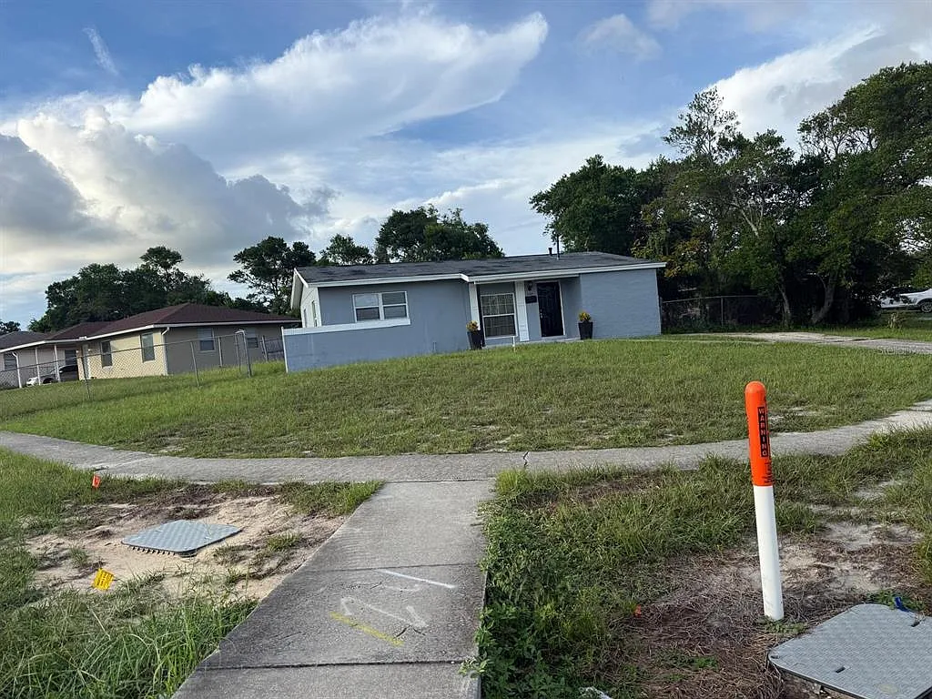 3 bed, 2.0 bath, 1000 sqft, $1,725 — Photo 2