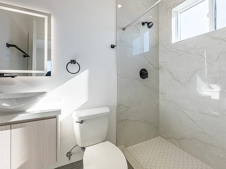1326 W 35th Pl — Photo 30