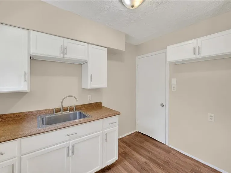 8123 Manor St — Photo 8