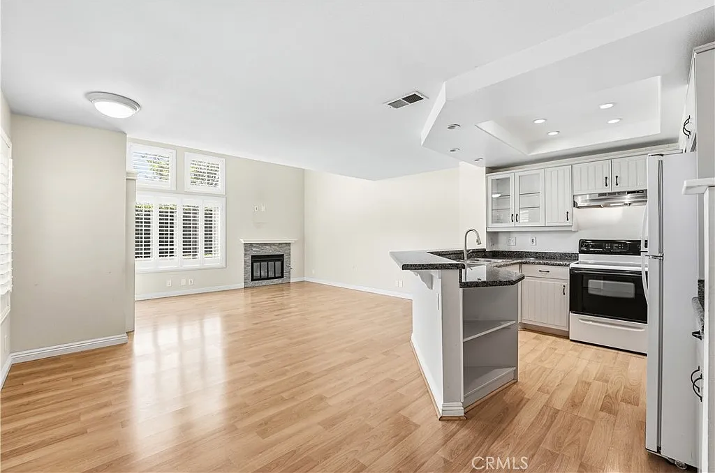 2 bed, 2.5 bath, 1052 sqft, $3,550 — Photo 4