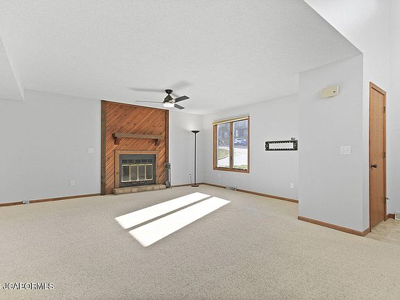 4th image of 610 Woodlander Rd