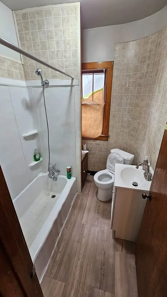 4 bed, 1.0 bath, 1600 sqft, $1,875 — Photo 3