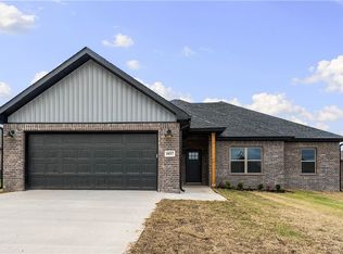 1037 Cook St, Pea Ridge, AR 72751