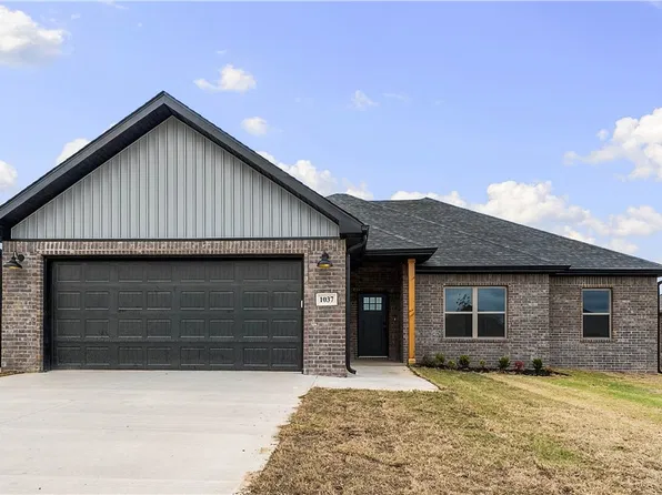 1037 Cook St, Pea Ridge, AR 72751