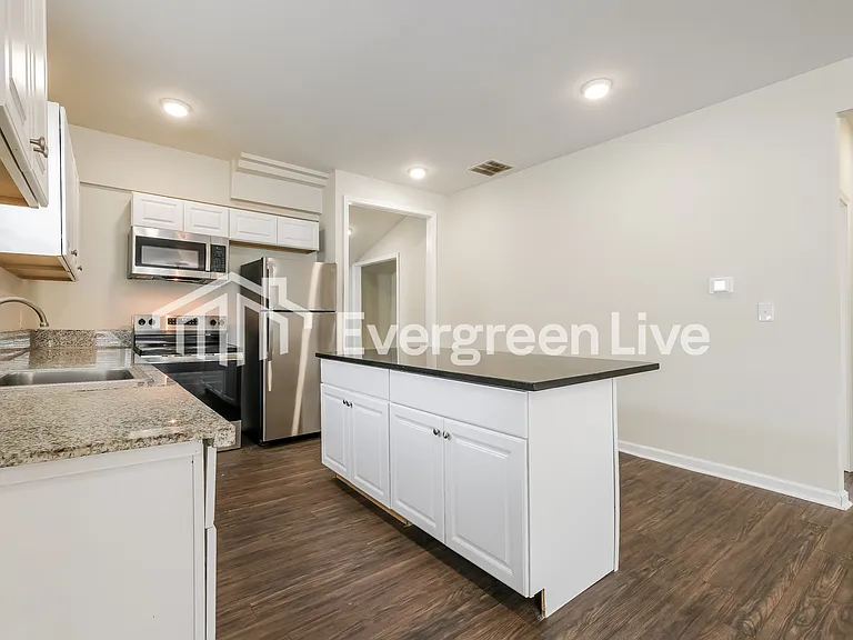 1596 Jonesboro Rd SE — Photo 6