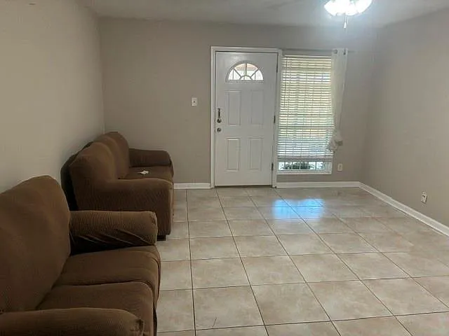3 bed, 2.0 bath, 1312 sqft, $1,800 — Photo 2