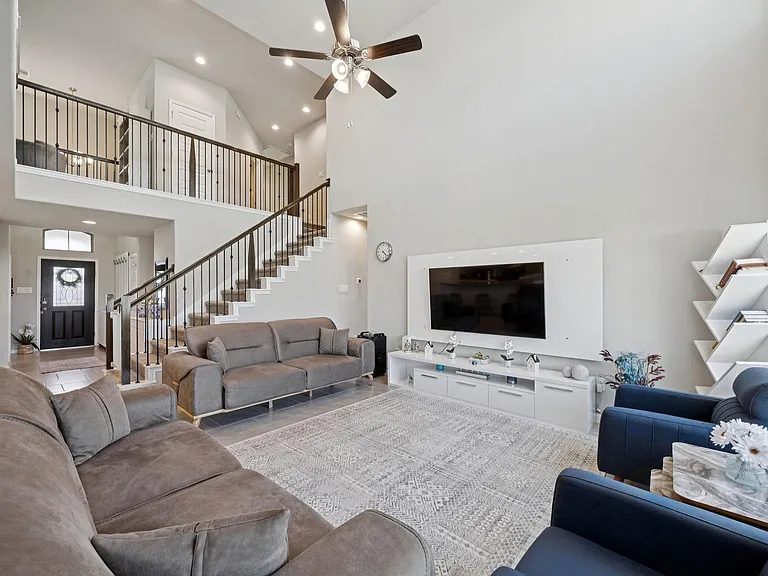 21030 Albany Landing Ln — Photo 2