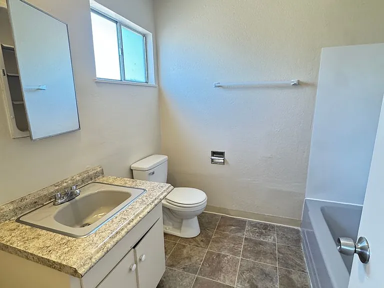 Lake Crest Apartments — Photo 6