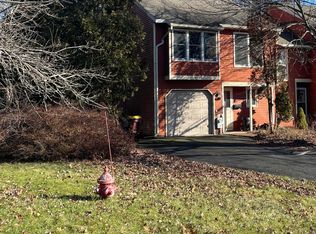 40 Carriage Rd, Clifton Park, NY 12065