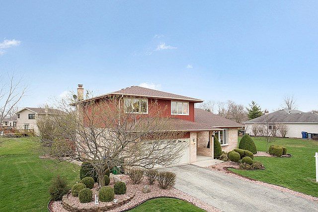 Great Location in Homer Glen, beautiful corner lot. Professionally mature landscaping wonderful subd