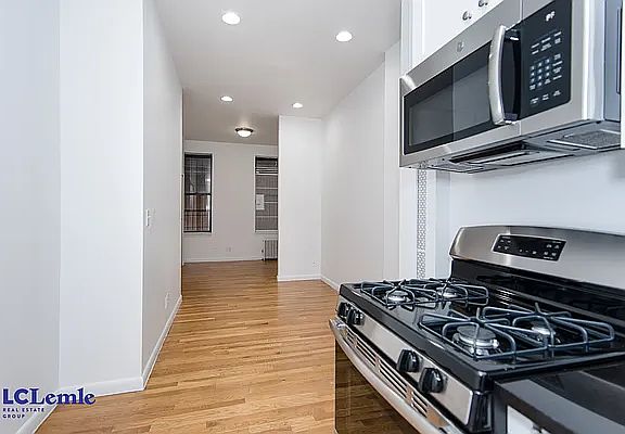 3rd image of 7 Jones St APT 4