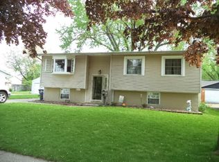 1991 Kings Dr, Bettendorf, IA 52722