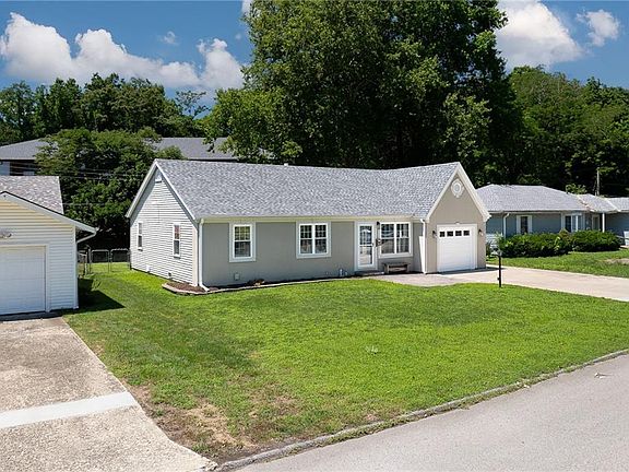5th image of 1610 Brookside St
