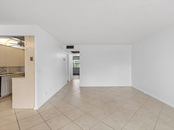 4th image of 2027 Exeter Dr #B