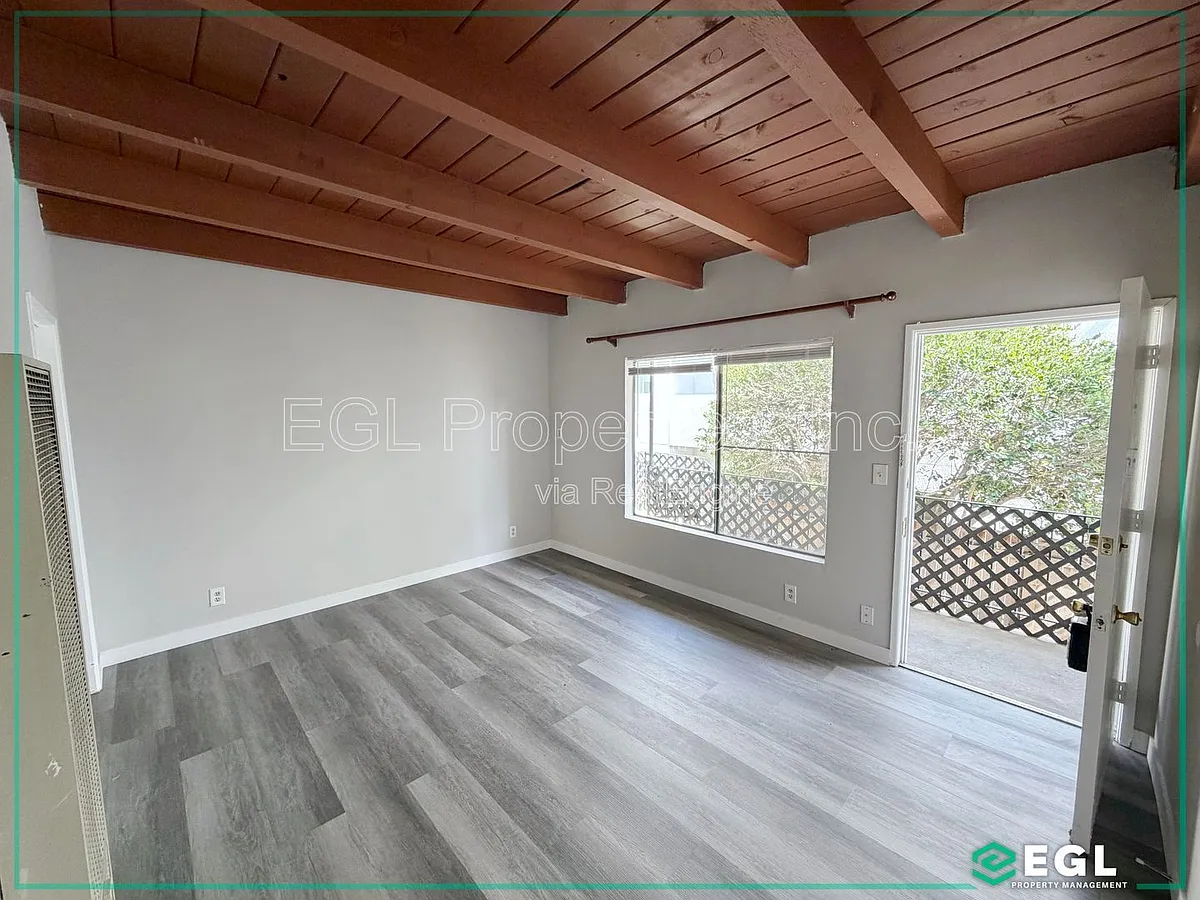 Building Photo - 5833 Camerford Ave #4