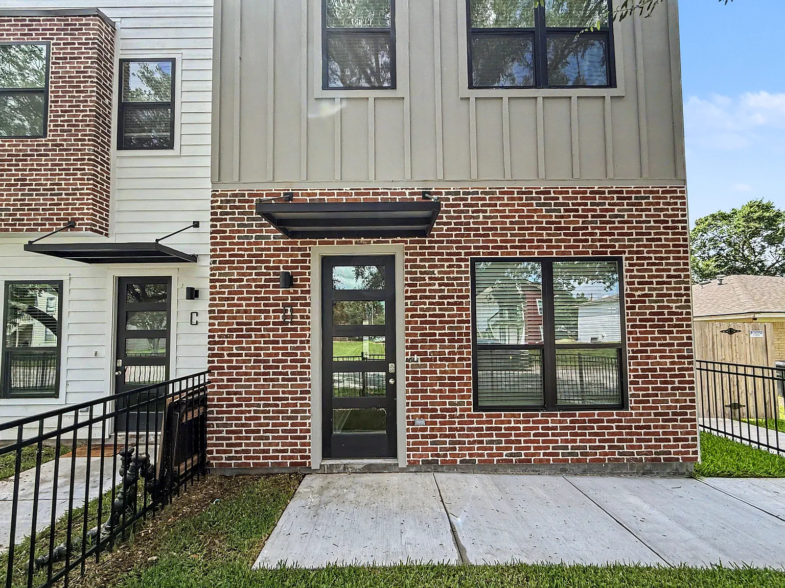 5 bed, 2464 sqft, $4,200 — Photo 2