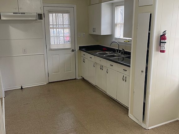 4th image of 2745 Meadow Ave