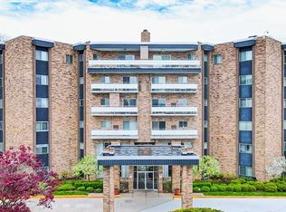 2112 Acacia Park Dr APT 214, Lyndhurst, OH 44124
