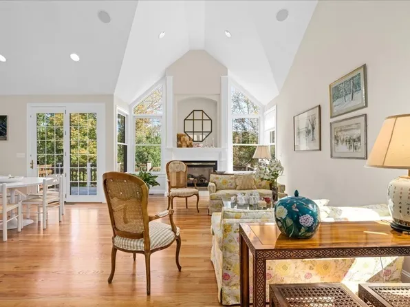 117 Carriage Hill Cir #112, Southborough, MA 01772