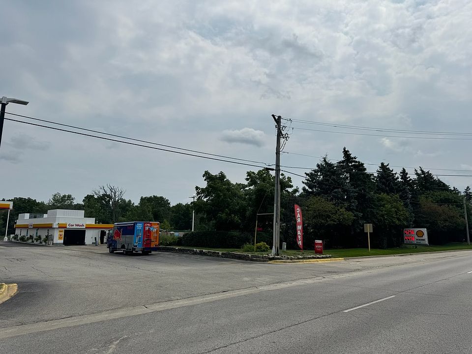 2nd image of 909 S Milwaukee Ave