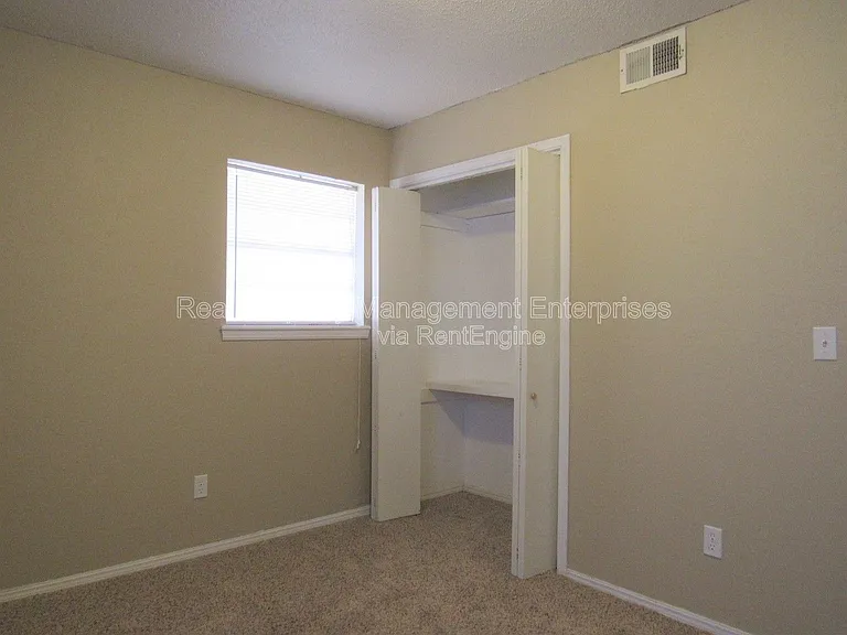 637 Redstone Ave — Photo 13