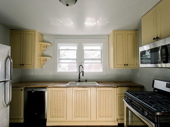3rd image of 826 Sigsbee St SE #2
