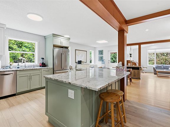 4th image of 1302 Victoria Rd
