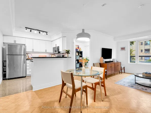800 Spadina Rd #301, Toronto, ON M5P 3N2