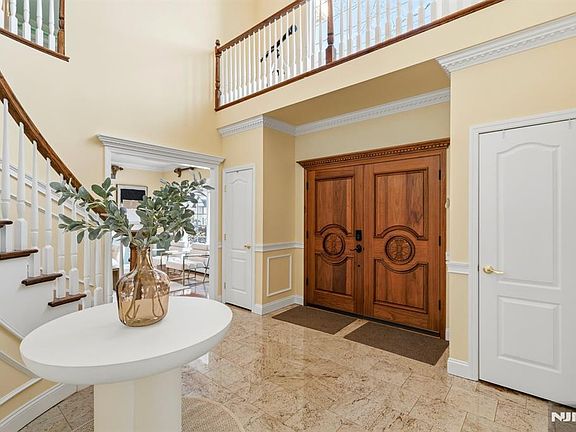 5th image of 49 Ross Ave