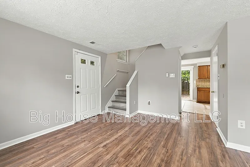 3 bed, 1.5 bath, 1120 sqft, $2,300 — Photo 3