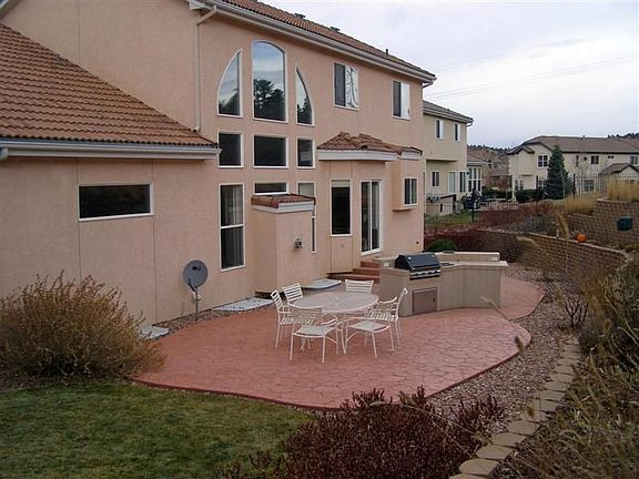 Luxurious patio w/ built in gas grill & bar