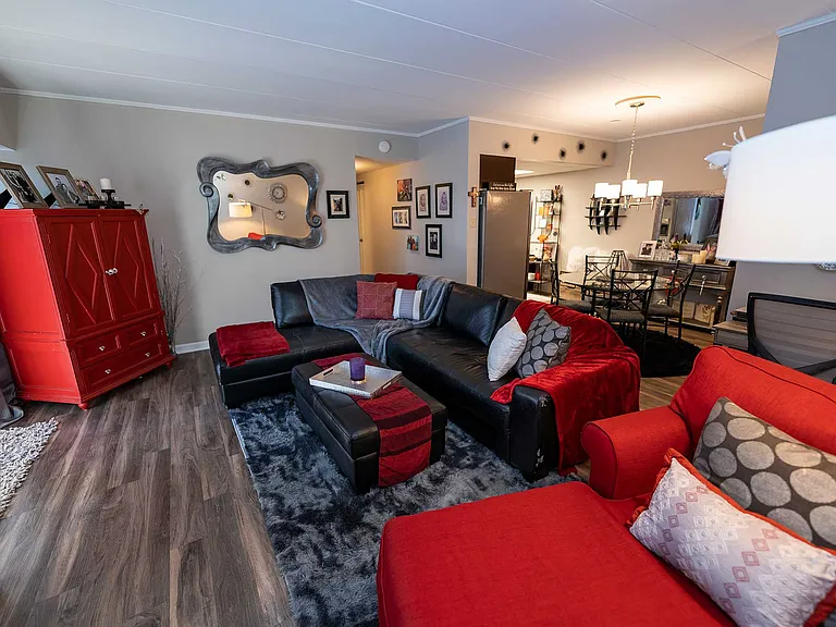 Laurel Village Apartments — Photo 31