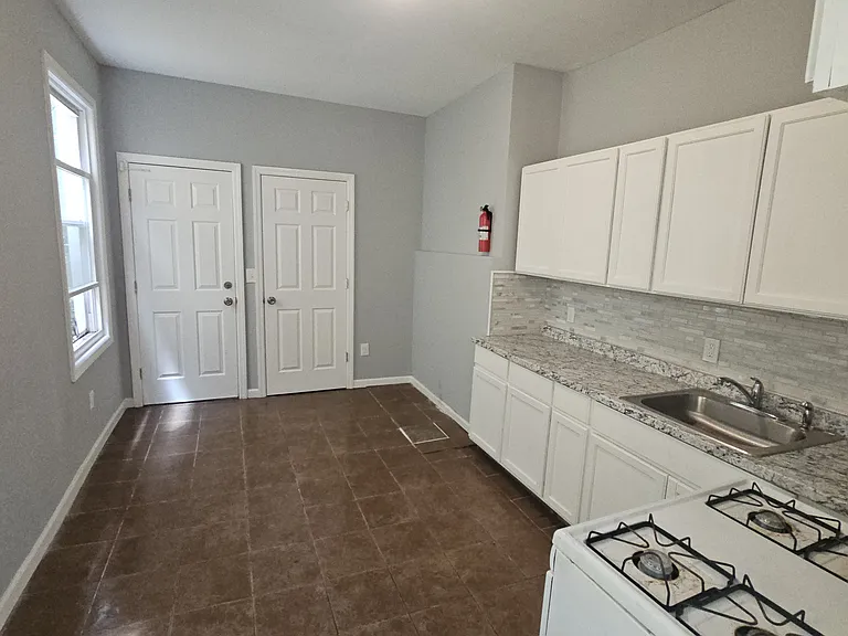 201 S 11th St #2 — Photo 3