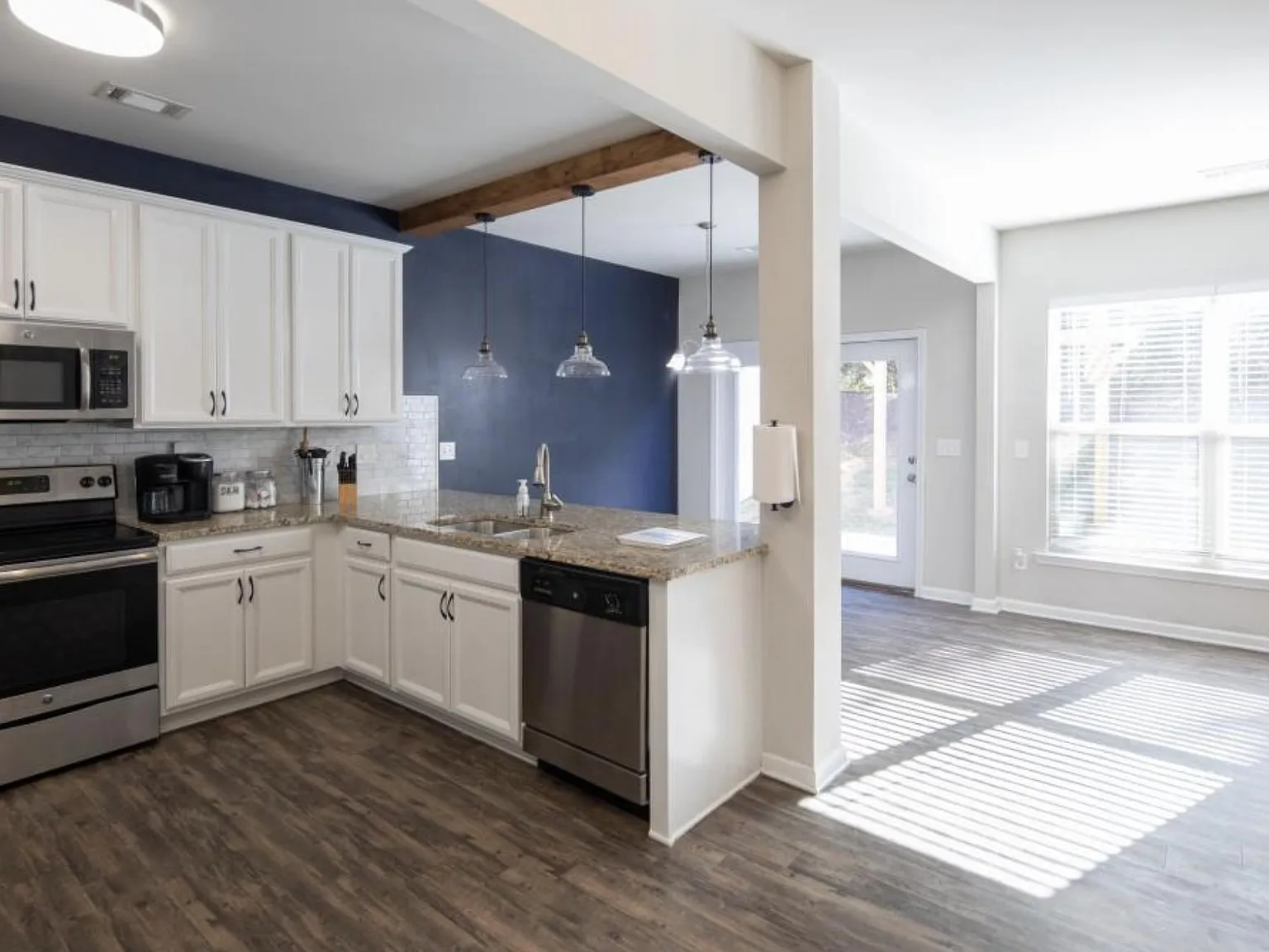 3 bed, 2.5 bath, 1628 sqft, $2,050 — Photo 3