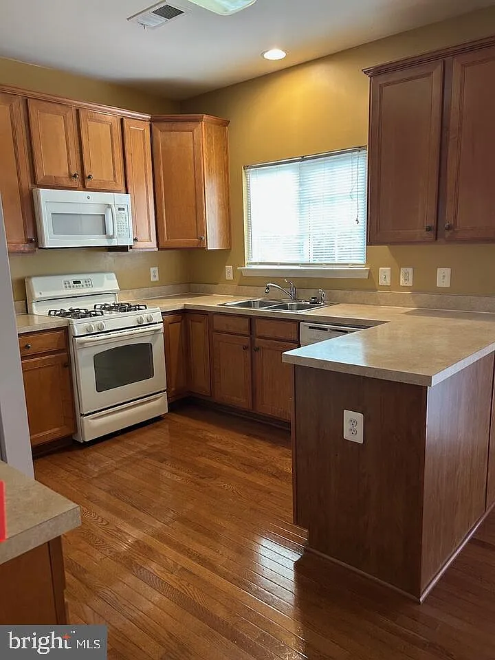 3 bed, 2.5 bath, 1876 sqft, $2,295 — Photo 2