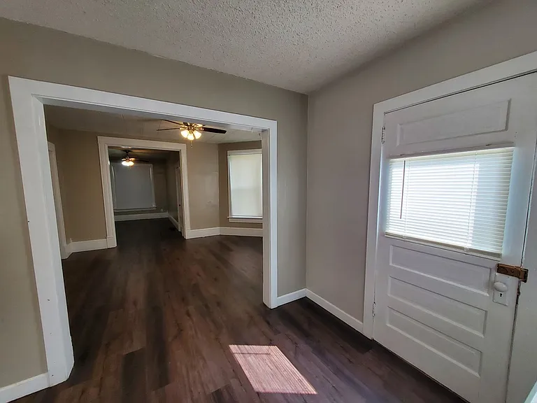 Remodeled 2 Bd with huge kitchen, dining room and living room — Photo 20
