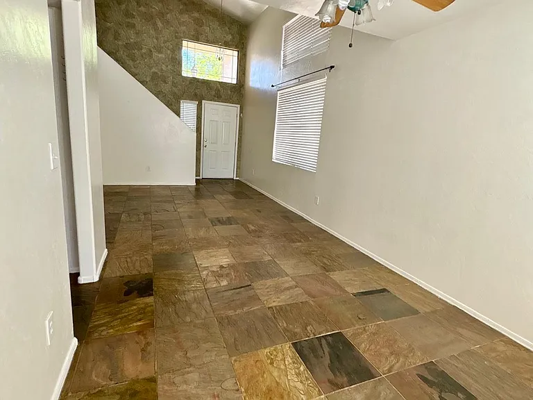 326 N Pioneer St — Photo 14