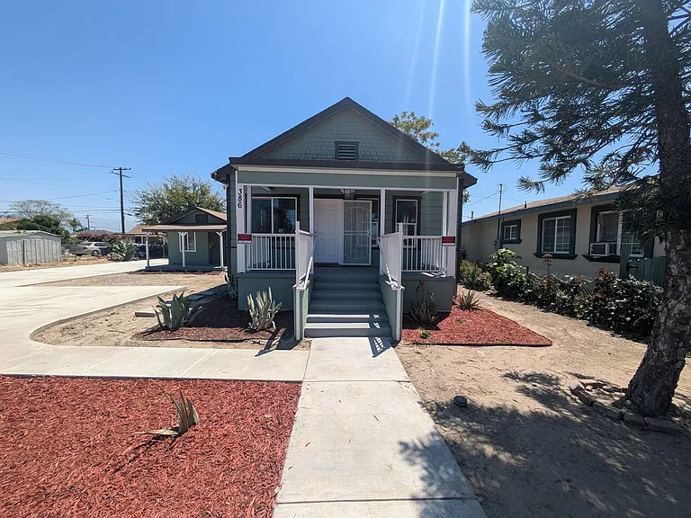 386 N Mount Vernon Ave — Photo 2